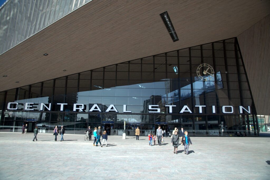 centraal station rotterdam led letters bas-neon